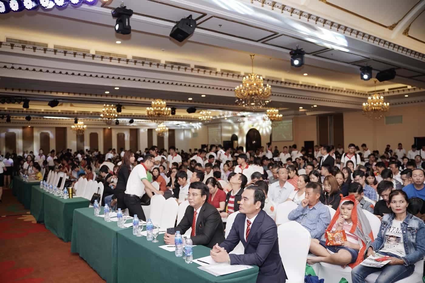 Chen chân chọn sản phẩm Hana Garden Mall