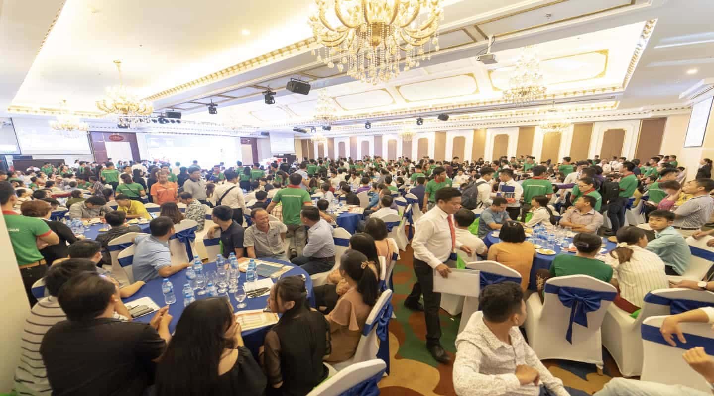 Uni Mall Center thu hút khách hàng